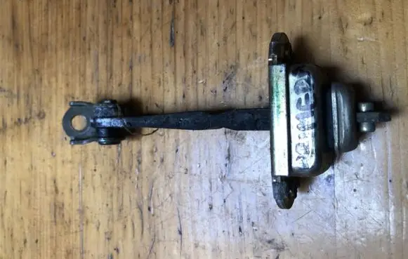 Nissan Primera Front door check strap stopper