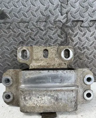 Volkswagen PASSAT B6 Engine mount bracket 3C0199555P