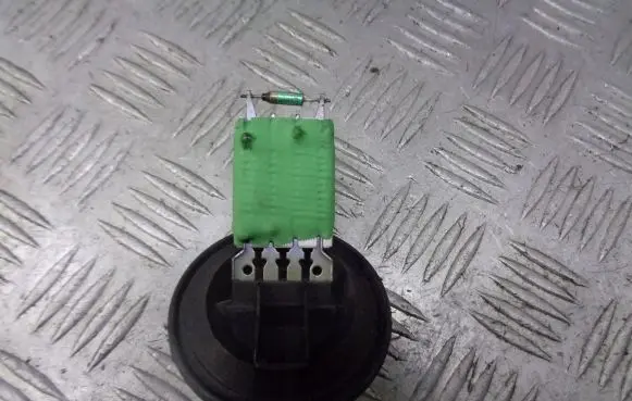 Volkswagen Polo IV 9N3 Heater blower fan relay 