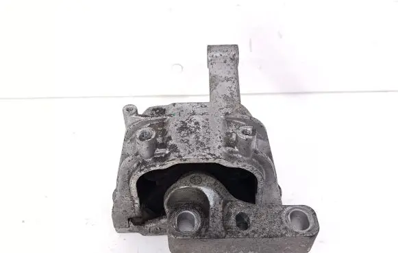 Volkswagen Tiguan Engine mount bracket 5N0199262L