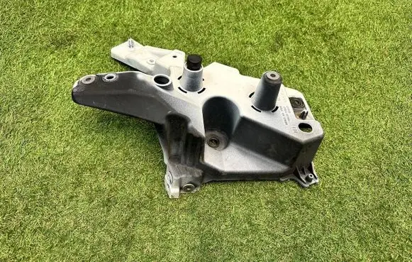 Volvo XC60 Fender mounting bracket 32288928