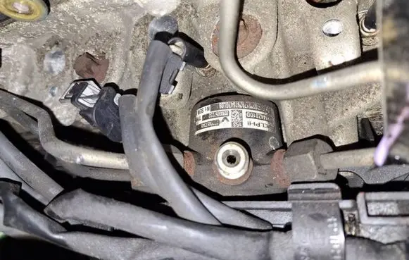 Renault Modus Fuel main line pipe 8200057232 8200057345