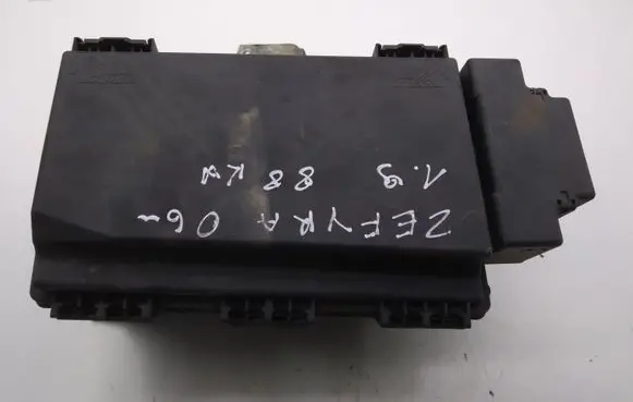 Opel Zafira B Fuse module 13206754