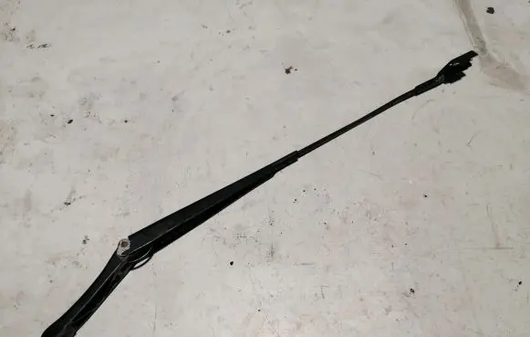 Front wiper blade arm