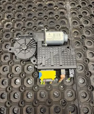 Citroen C4 Grand Picasso Front door window regulator motor 9682495580 400964E