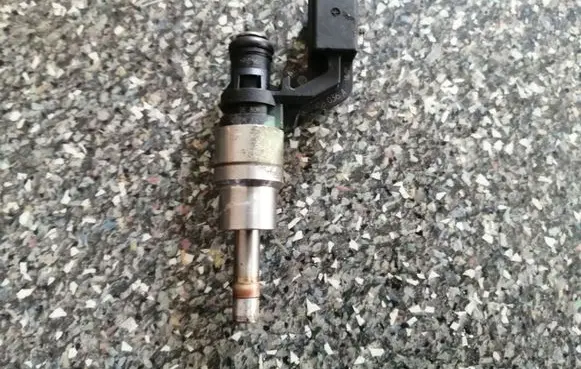 Volkswagen Touran I Fuel injectors set 03C906036A 0261500016