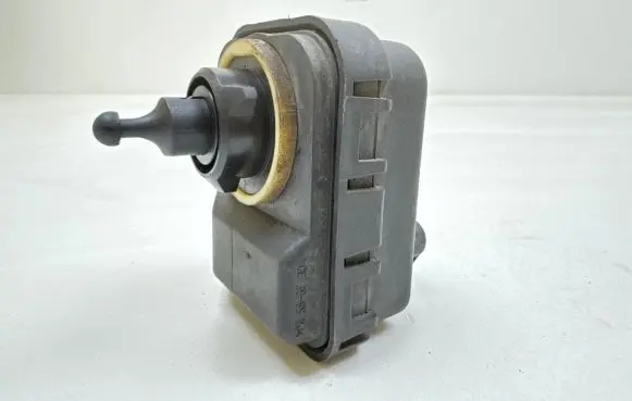 Headlight level adjustment motor
