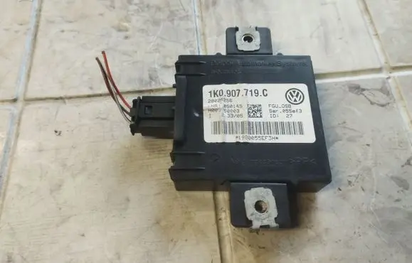 Volkswagen Golf Plus Alarm control unit/module 1K0907719C 28024256