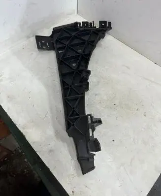 Audi Q7 4L Fender mounting bracket 4L0807283B