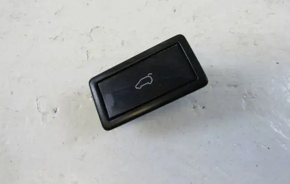 Volkswagen Touran III Tailgate opening switch 5TA959831