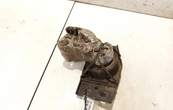 Engine mount bracket