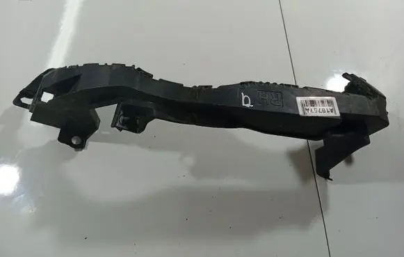 Front bumper mounting bracket