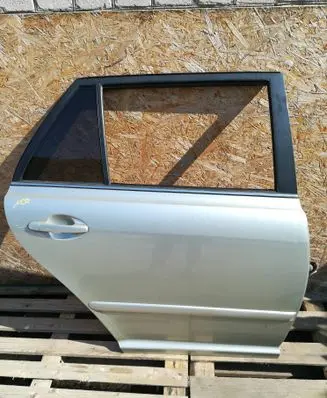 Toyota Avensis T250 Rear door
