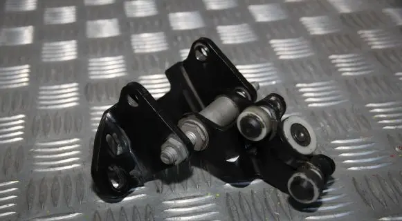 Mercedes-Benz Sprinter W906 Sliding door middle roller runner A9067600247 9067600247