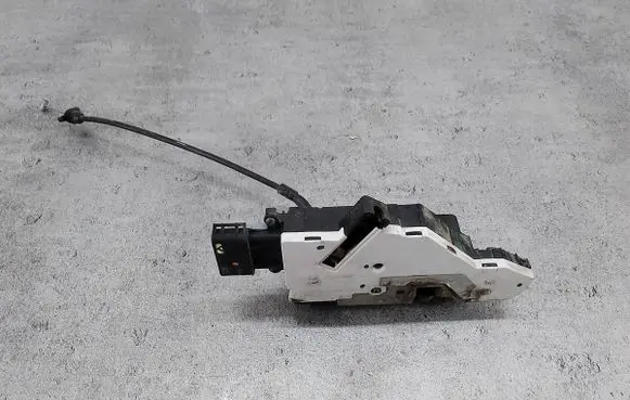 Peugeot 207 Front door lock 24094158