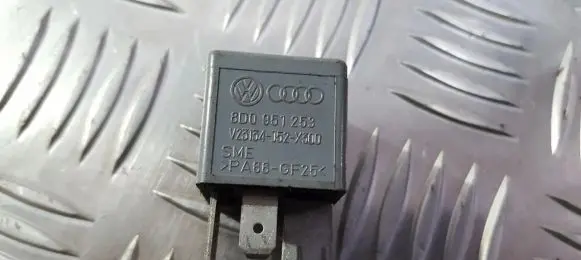 Volkswagen PASSAT B5.5 Other relay 8D0951253 v23134-j52-x300