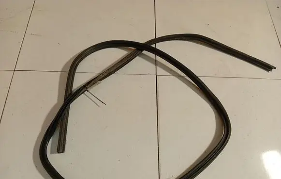 Nissan Note (E11) Trunk rubber seal (body) 