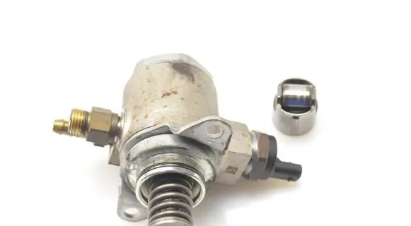 Volkswagen Golf VI Fuel injection high pressure pump 03C127026D