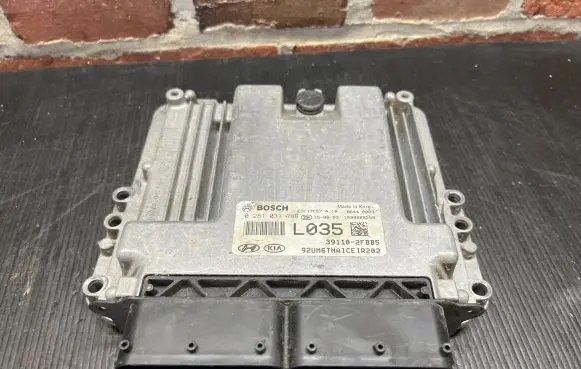 KIA Sorento Engine control unit/module 0281031788 EDC17C57