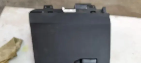 Peugeot 3008 II Glove box E0323036