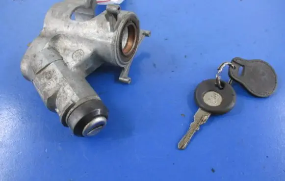 Volkswagen Jetta I Ignition lock 171905851