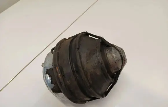 Volvo XC70 Engine mount bracket