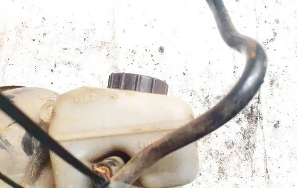 Brake fluid reservoir