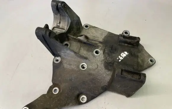 Ford Focus C-MAX Engine mounting bracket