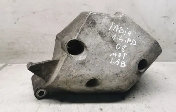 Engine mounting bracket