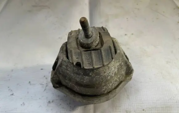 BMW 6 E63 E64 Engine mount bracket 6761090