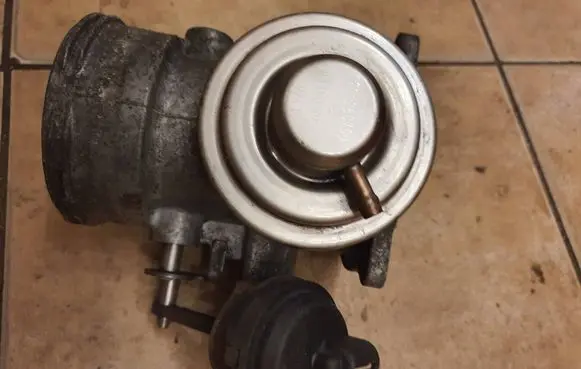 Volkswagen Transporter - Caravelle T5 EGR valve 070128070B 011501067 V241