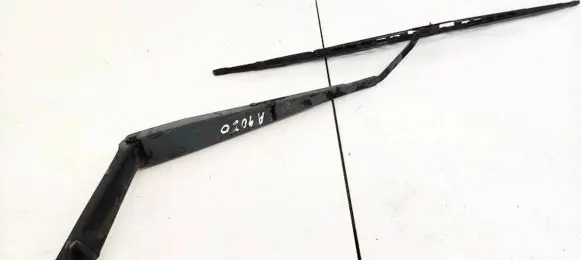 Nissan X-Trail T31 Front wiper blade arm