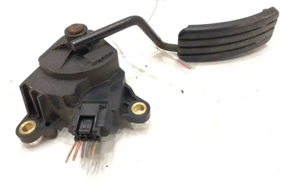 Accelerator throttle pedal