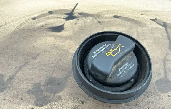 Skoda Octavia Mk2 (1Z) Oil filler cap 038133287C