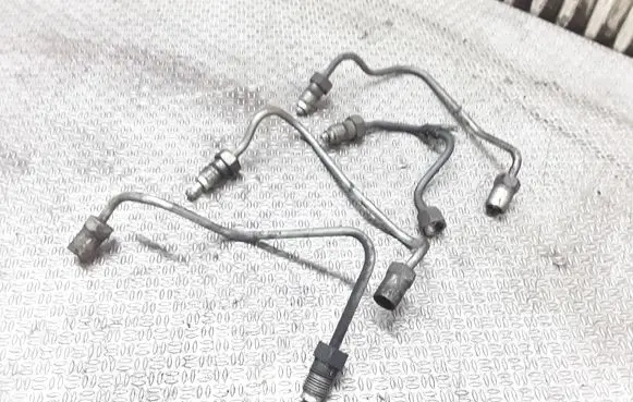 Toyota Avensis Verso Fuel injector supply line/pipe 