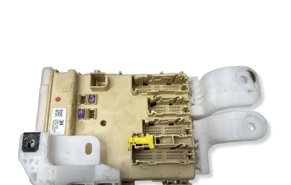 Toyota Auris E180 Fuse module 8273012X70A 63583366 3HC208EBE