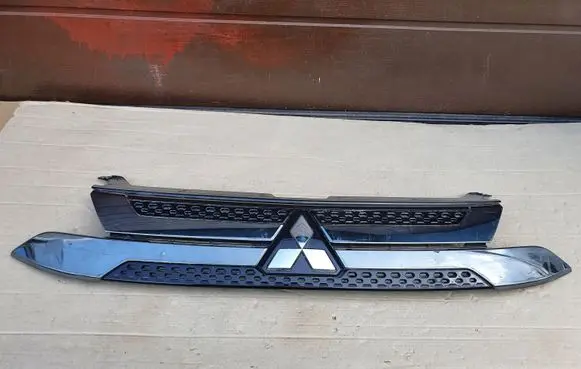 Mitsubishi Outlander Front bumper upper radiator grill 7450B305 7450B304