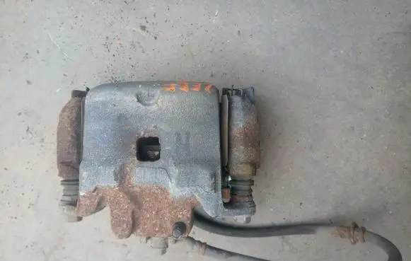 Nissan Leaf I (ZE0) Front brake caliper