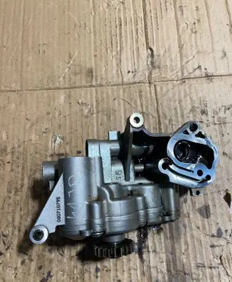Volkswagen PASSAT B6 Oil pump 06J115106