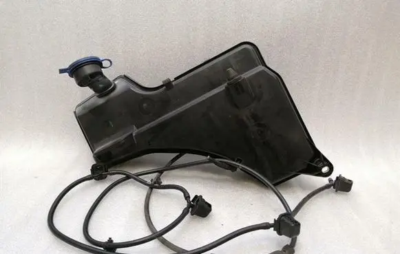 Mercedes-Benz GLE (W166 - C292) Windshield washer fluid reservoir/tank A1668600700