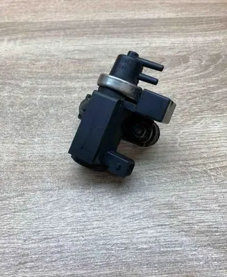 BMW 5 E39 Vacuum valve 2247906