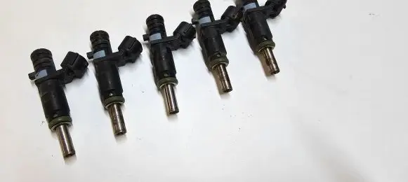 Volkswagen Jetta VI Fuel injector 07K906031C