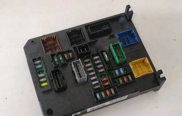 Citroen C4 II Fuse module 9665547480
