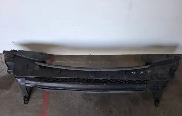 Volvo XC70 Front bumper skid plate/under tray 30744085