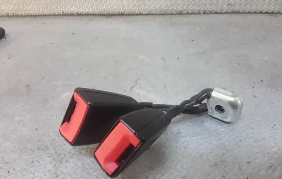 Volkswagen Polo V 6R Middle seatbelt buckle (rear) 6R0857739A