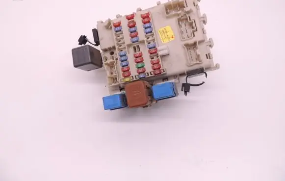 Nissan Almera Tino Fuse module 24350BU210 D231