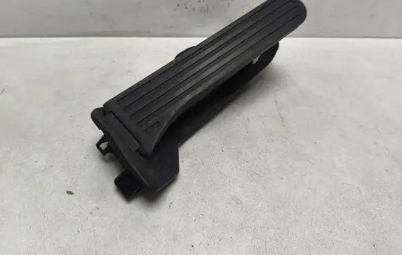 Accelerator throttle pedal