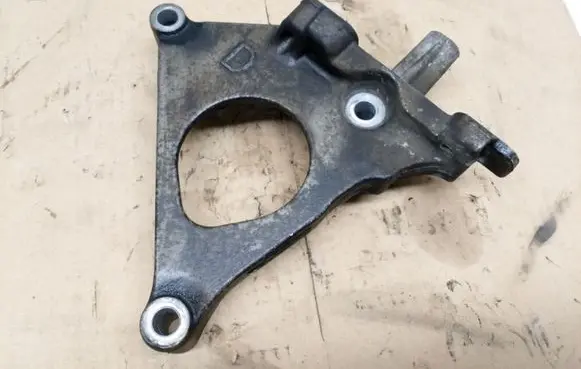 Nissan Almera Tino Engine mounting bracket