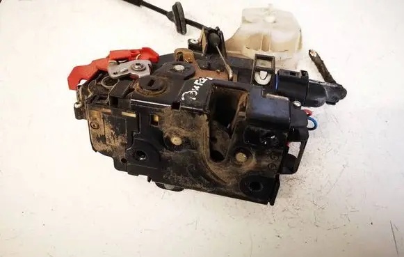 Volkswagen Touran I Rear door lock 7L0839015
