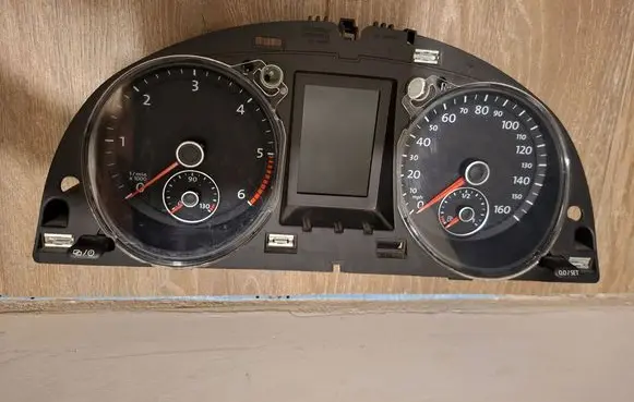Volkswagen PASSAT B7 Speedometer (instrument cluster) 3AA920970J